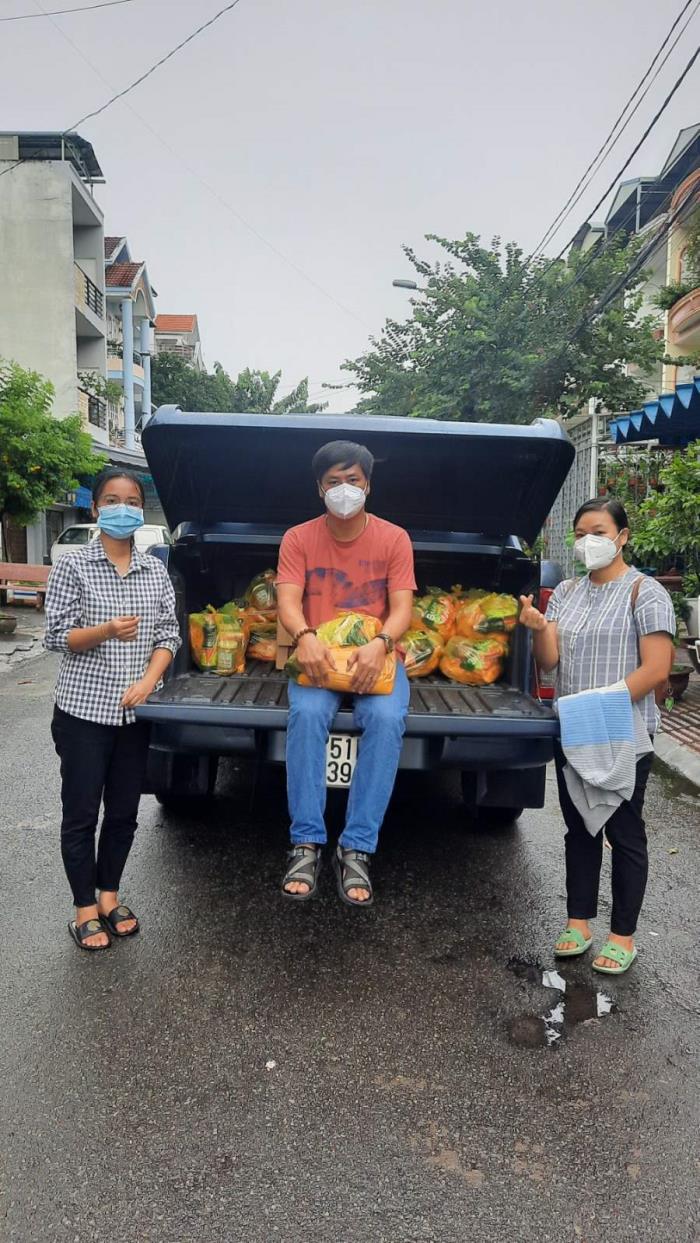Trao quà cứu trợ đến người dân ở P.Bình Chiều, TP.Thủ Đức (ngày 24/09/2021)